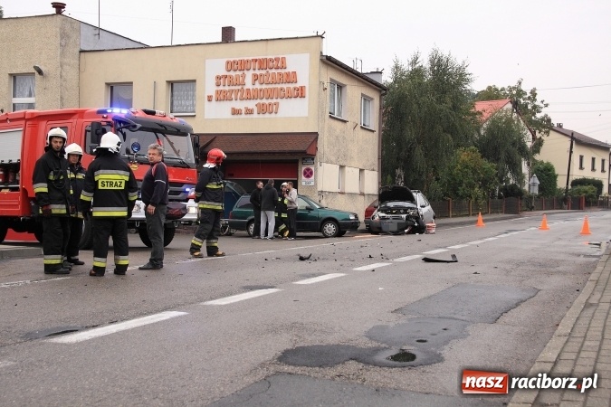 Zdjęcie w galerii na portalu naszraciborz.pl: Zderzenie dwóch fordów przy remizie w Krzyżanowicach wiadomości z regionu