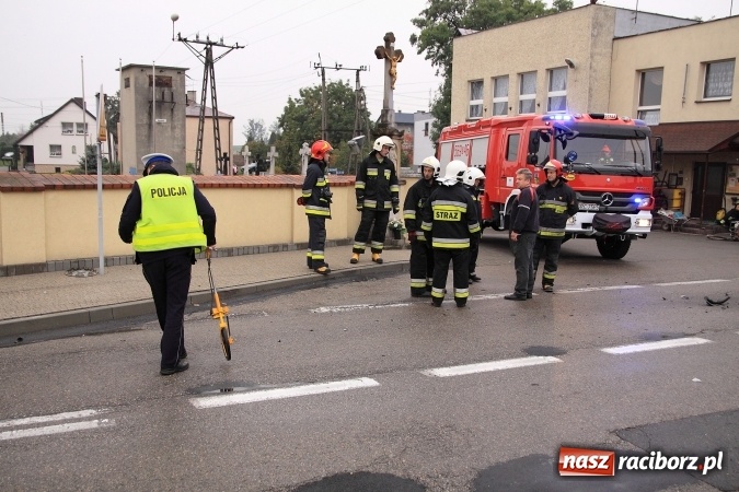 Zdjęcie w galerii na portalu naszraciborz.pl: Zderzenie dwóch fordów przy remizie w Krzyżanowicach wiadomości z regionu