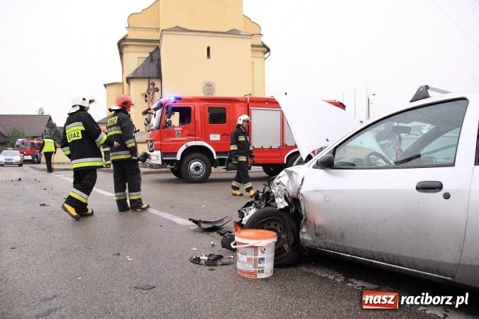 Zdjęcie w galerii na portalu naszraciborz.pl: Zderzenie dwóch fordów przy remizie w Krzyżanowicach wiadomości z regionu
