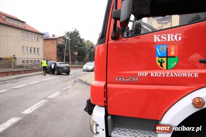 Zdjęcie w galerii na portalu naszraciborz.pl: Zderzenie dwóch fordów przy remizie w Krzyżanowicach wiadomości z regionu