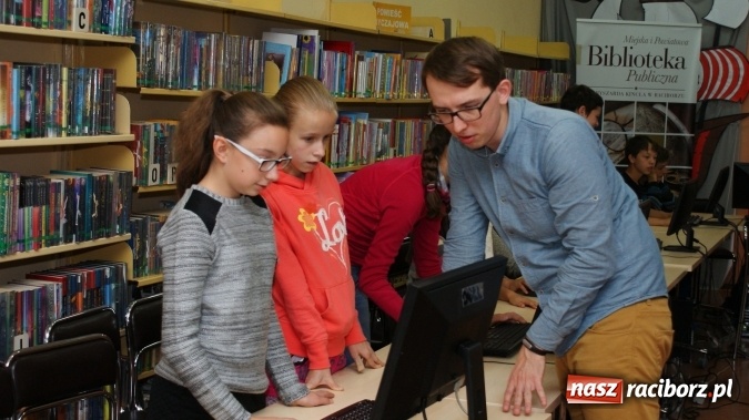 Zdjęcie w galerii na portalu naszraciborz.pl: Uczniowie raciborskich szkół programowali roboty w bibliotece wiadomości z regionu