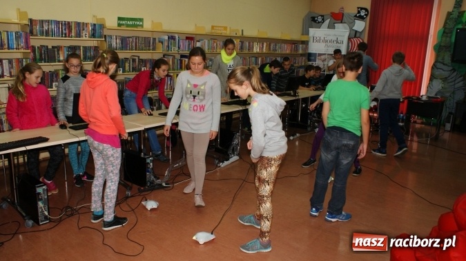 Zdjęcie w galerii na portalu naszraciborz.pl: Uczniowie raciborskich szkół programowali roboty w bibliotece wiadomości z regionu
