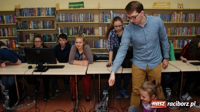 Zdjęcie w galerii na portalu naszraciborz.pl: Uczniowie raciborskich szkół programowali roboty w bibliotece wiadomości z regionu