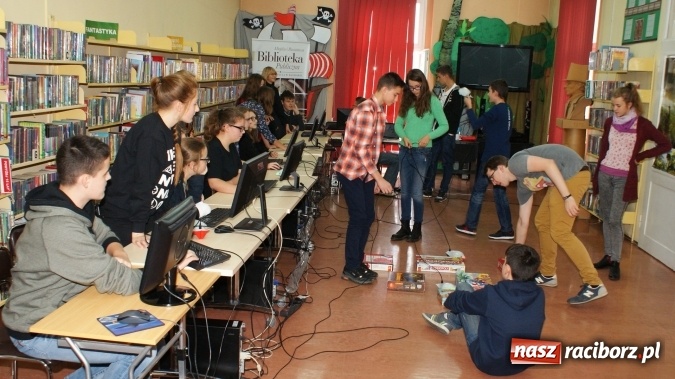 Zdjęcie w galerii na portalu naszraciborz.pl: Uczniowie raciborskich szkół programowali roboty w bibliotece wiadomości z regionu