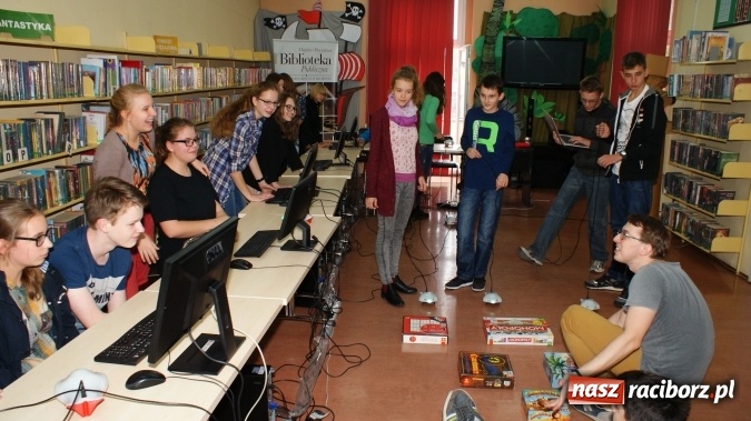 Zdjęcie w galerii na portalu naszraciborz.pl: Uczniowie raciborskich szkół programowali roboty w bibliotece wiadomości z regionu