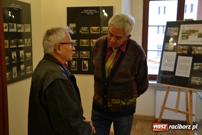 Zdjęcie w galerii na portalu naszraciborz.pl: Na zamku otwarto wystawę starych aparat&oacute;w i poczt&oacute;wek z Raciborza wiadomości z regionu