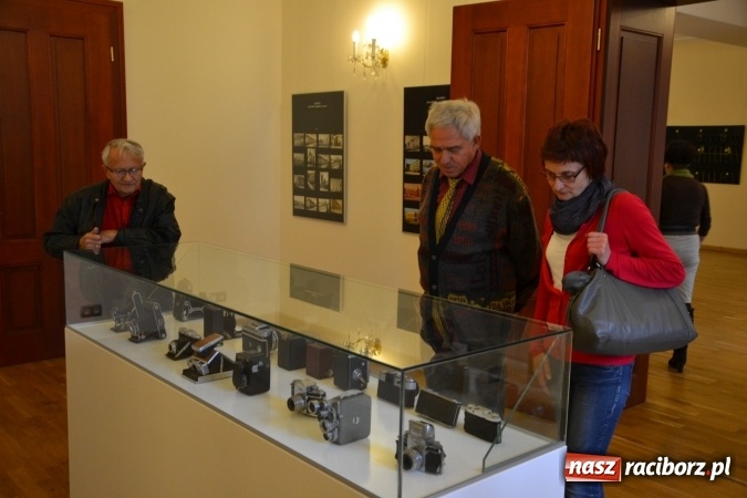 Zdjęcie w galerii na portalu naszraciborz.pl: Na zamku otwarto wystawę starych aparat&oacute;w i poczt&oacute;wek z Raciborza wiadomości z regionu