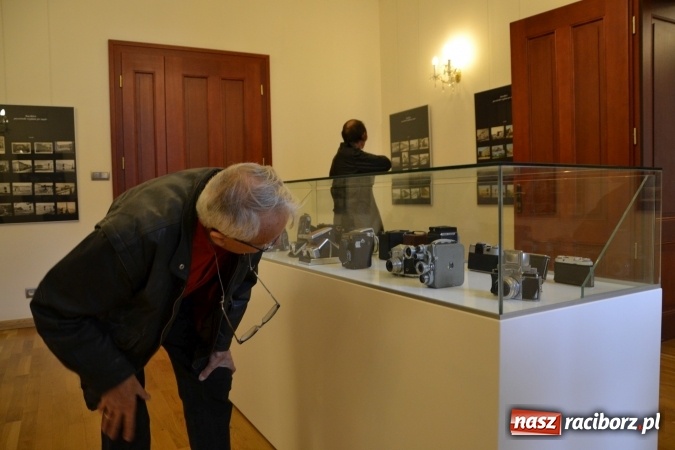 Zdjęcie w galerii na portalu naszraciborz.pl: Na zamku otwarto wystawę starych aparat&oacute;w i poczt&oacute;wek z Raciborza wiadomości z regionu
