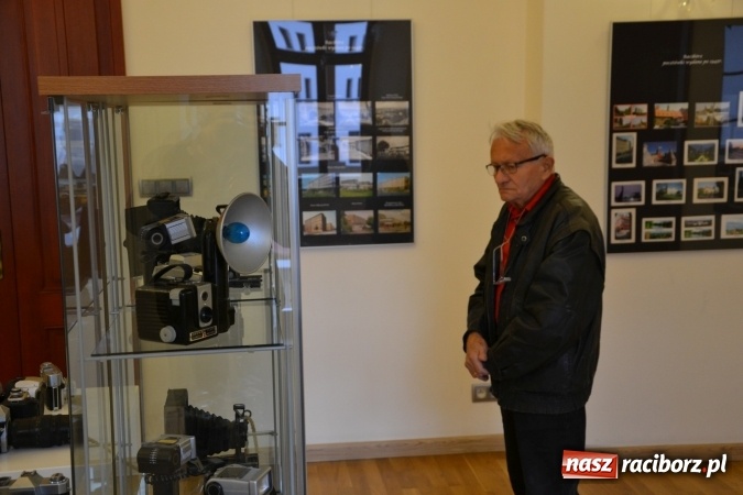 Zdjęcie w galerii na portalu naszraciborz.pl: Na zamku otwarto wystawę starych aparat&oacute;w i poczt&oacute;wek z Raciborza wiadomości z regionu