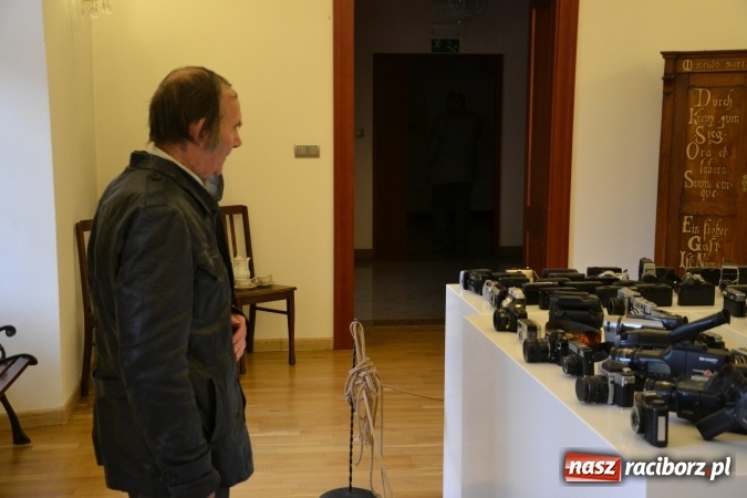Zdjęcie w galerii na portalu naszraciborz.pl: Na zamku otwarto wystawę starych aparat&oacute;w i poczt&oacute;wek z Raciborza wiadomości z regionu