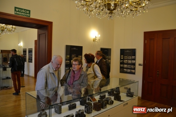 Zdjęcie w galerii na portalu naszraciborz.pl: Na zamku otwarto wystawę starych aparat&oacute;w i poczt&oacute;wek z Raciborza wiadomości z regionu