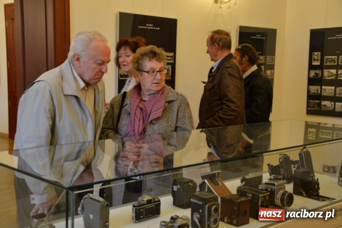 Zdjęcie w galerii na portalu naszraciborz.pl: Na zamku otwarto wystawę starych aparat&oacute;w i poczt&oacute;wek z Raciborza wiadomości z regionu