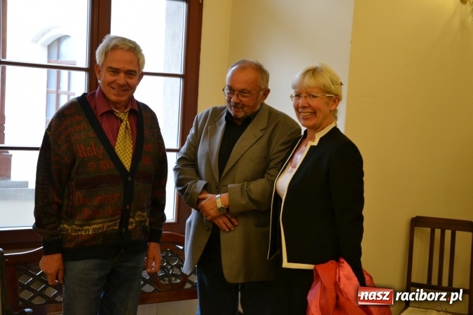 Zdjęcie w galerii na portalu naszraciborz.pl: Na zamku otwarto wystawę starych aparat&oacute;w i poczt&oacute;wek z Raciborza wiadomości z regionu