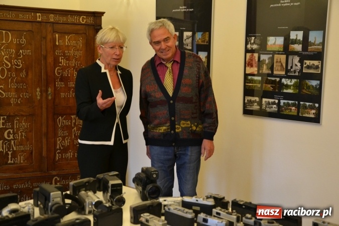 Zdjęcie w galerii na portalu naszraciborz.pl: Na zamku otwarto wystawę starych aparat&oacute;w i poczt&oacute;wek z Raciborza wiadomości z regionu