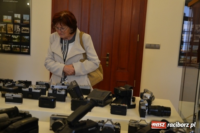 Zdjęcie w galerii na portalu naszraciborz.pl: Na zamku otwarto wystawę starych aparat&oacute;w i poczt&oacute;wek z Raciborza wiadomości z regionu
