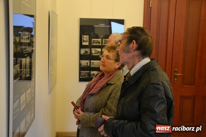 Zdjęcie w galerii na portalu naszraciborz.pl: Na zamku otwarto wystawę starych aparat&oacute;w i poczt&oacute;wek z Raciborza wiadomości z regionu