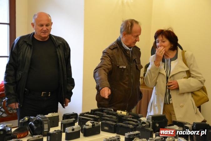 Zdjęcie w galerii na portalu naszraciborz.pl: Na zamku otwarto wystawę starych aparat&oacute;w i poczt&oacute;wek z Raciborza wiadomości z regionu