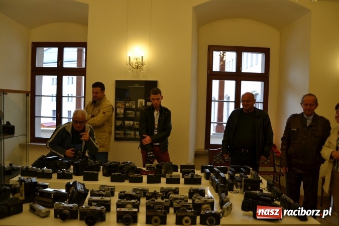 Zdjęcie w galerii na portalu naszraciborz.pl: Na zamku otwarto wystawę starych aparat&oacute;w i poczt&oacute;wek z Raciborza wiadomości z regionu