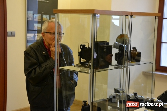 Zdjęcie w galerii na portalu naszraciborz.pl: Na zamku otwarto wystawę starych aparat&oacute;w i poczt&oacute;wek z Raciborza wiadomości z regionu