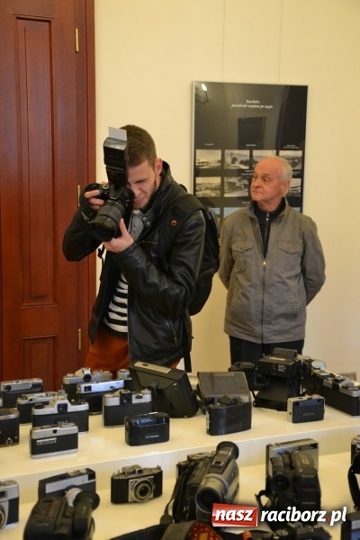 Zdjęcie w galerii na portalu naszraciborz.pl: Na zamku otwarto wystawę starych aparat&oacute;w i poczt&oacute;wek z Raciborza wiadomości z regionu