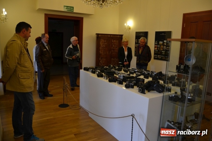 Zdjęcie w galerii na portalu naszraciborz.pl: Na zamku otwarto wystawę starych aparat&oacute;w i poczt&oacute;wek z Raciborza wiadomości z regionu
