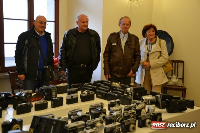 Zdjęcie w galerii na portalu naszraciborz.pl: Na zamku otwarto wystawę starych aparat&oacute;w i poczt&oacute;wek z Raciborza wiadomości z regionu
