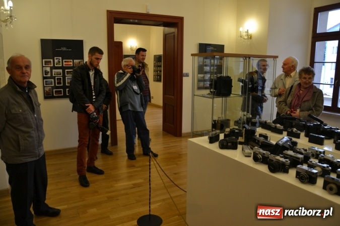 Zdjęcie w galerii na portalu naszraciborz.pl: Na zamku otwarto wystawę starych aparat&oacute;w i poczt&oacute;wek z Raciborza wiadomości z regionu