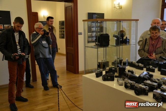 Zdjęcie w galerii na portalu naszraciborz.pl: Na zamku otwarto wystawę starych aparat&oacute;w i poczt&oacute;wek z Raciborza wiadomości z regionu