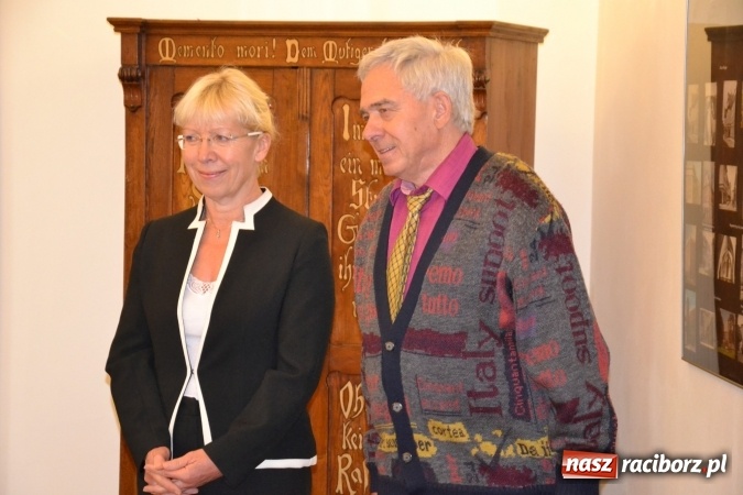 Zdjęcie w galerii na portalu naszraciborz.pl: Na zamku otwarto wystawę starych aparat&oacute;w i poczt&oacute;wek z Raciborza wiadomości z regionu