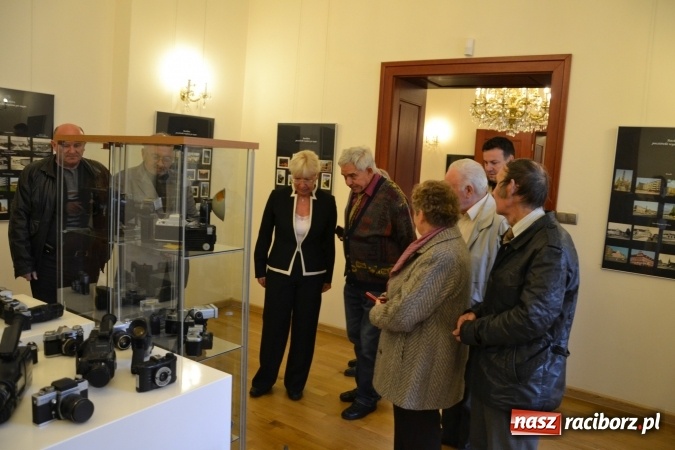 Zdjęcie w galerii na portalu naszraciborz.pl: Na zamku otwarto wystawę starych aparat&oacute;w i poczt&oacute;wek z Raciborza wiadomości z regionu