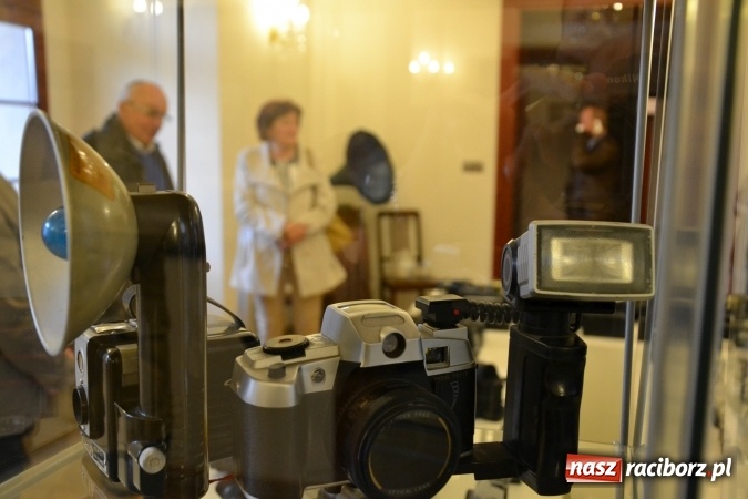 Zdjęcie w galerii na portalu naszraciborz.pl: Na zamku otwarto wystawę starych aparat&oacute;w i poczt&oacute;wek z Raciborza wiadomości z regionu