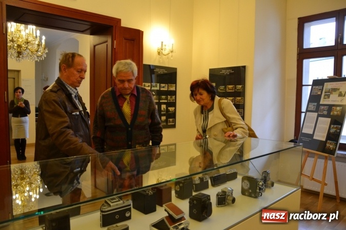 Zdjęcie w galerii na portalu naszraciborz.pl: Na zamku otwarto wystawę starych aparat&oacute;w i poczt&oacute;wek z Raciborza wiadomości z regionu