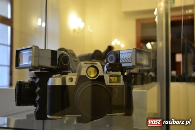 Zdjęcie w galerii na portalu naszraciborz.pl: Na zamku otwarto wystawę starych aparat&oacute;w i poczt&oacute;wek z Raciborza wiadomości z regionu
