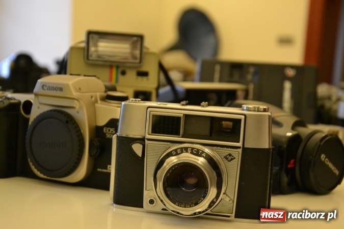 Zdjęcie w galerii na portalu naszraciborz.pl: Na zamku otwarto wystawę starych aparat&oacute;w i poczt&oacute;wek z Raciborza wiadomości z regionu