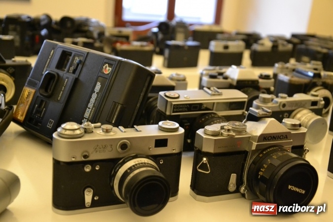 Zdjęcie w galerii na portalu naszraciborz.pl: Na zamku otwarto wystawę starych aparat&oacute;w i poczt&oacute;wek z Raciborza wiadomości z regionu