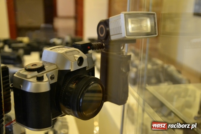 Zdjęcie w galerii na portalu naszraciborz.pl: Na zamku otwarto wystawę starych aparat&oacute;w i poczt&oacute;wek z Raciborza wiadomości z regionu