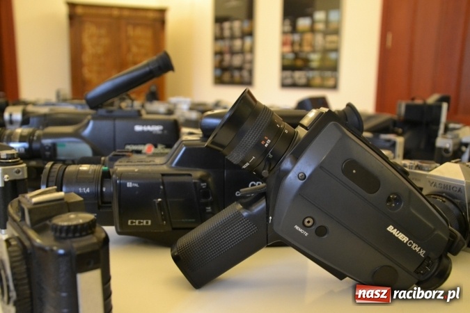 Zdjęcie w galerii na portalu naszraciborz.pl: Na zamku otwarto wystawę starych aparat&oacute;w i poczt&oacute;wek z Raciborza wiadomości z regionu