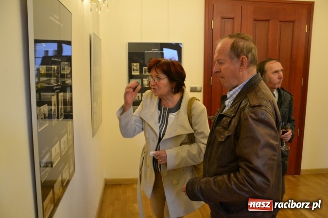 Zdjęcie w galerii na portalu naszraciborz.pl: Na zamku otwarto wystawę starych aparat&oacute;w i poczt&oacute;wek z Raciborza wiadomości z regionu