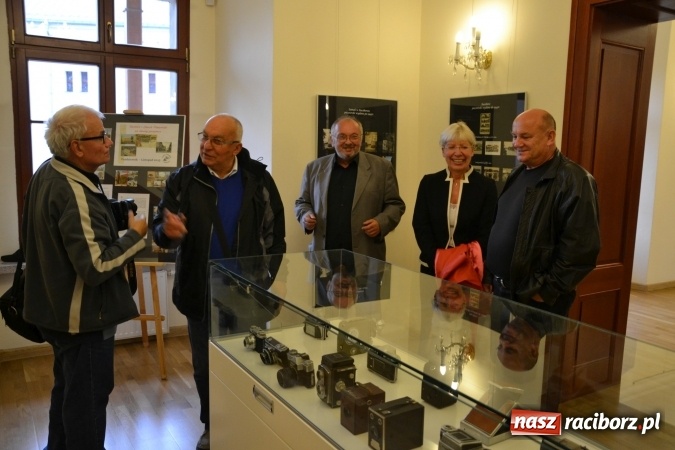 Zdjęcie w galerii na portalu naszraciborz.pl: Na zamku otwarto wystawę starych aparat&oacute;w i poczt&oacute;wek z Raciborza wiadomości z regionu