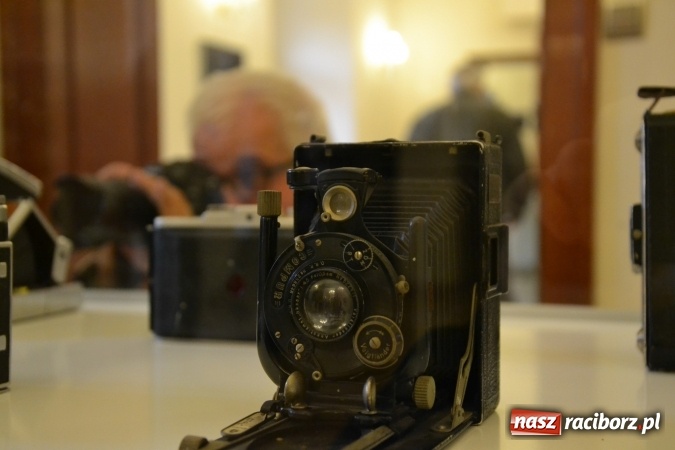 Zdjęcie w galerii na portalu naszraciborz.pl: Na zamku otwarto wystawę starych aparat&oacute;w i poczt&oacute;wek z Raciborza wiadomości z regionu