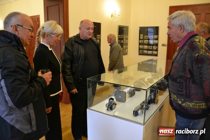 Zdjęcie w galerii na portalu naszraciborz.pl: Na zamku otwarto wystawę starych aparat&oacute;w i poczt&oacute;wek z Raciborza wiadomości z regionu