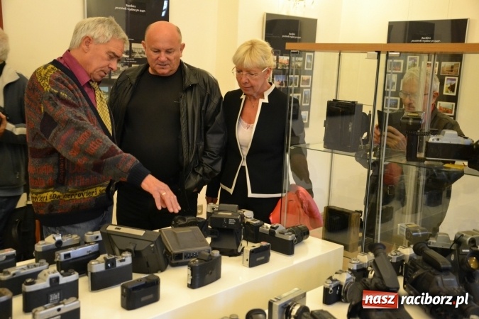 Zdjęcie w galerii na portalu naszraciborz.pl: Na zamku otwarto wystawę starych aparat&oacute;w i poczt&oacute;wek z Raciborza wiadomości z regionu