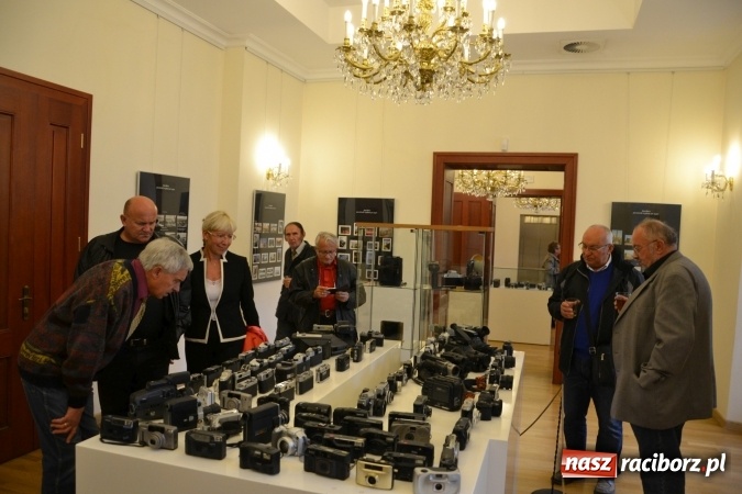 Zdjęcie w galerii na portalu naszraciborz.pl: Na zamku otwarto wystawę starych aparat&oacute;w i poczt&oacute;wek z Raciborza wiadomości z regionu