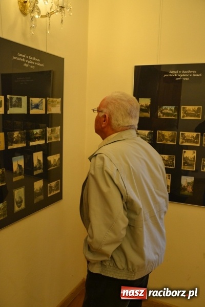 Zdjęcie w galerii na portalu naszraciborz.pl: Na zamku otwarto wystawę starych aparat&oacute;w i poczt&oacute;wek z Raciborza wiadomości z regionu