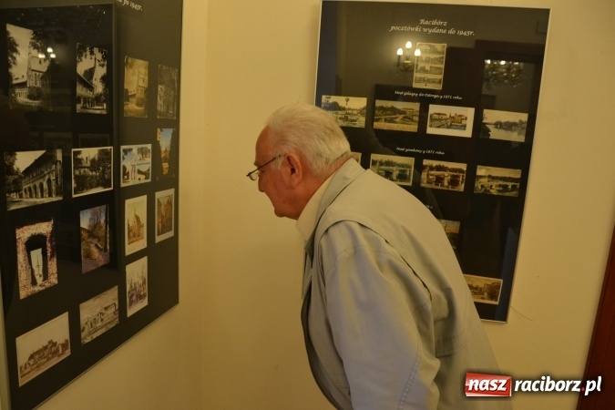 Zdjęcie w galerii na portalu naszraciborz.pl: Na zamku otwarto wystawę starych aparat&oacute;w i poczt&oacute;wek z Raciborza wiadomości z regionu