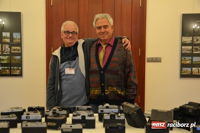 Zdjęcie w galerii na portalu naszraciborz.pl: Na zamku otwarto wystawę starych aparat&oacute;w i poczt&oacute;wek z Raciborza wiadomości z regionu