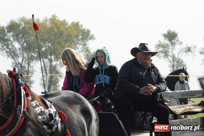 Zdjęcie w galerii na portalu naszraciborz.pl: Na żerdzińskim Hubertusie pogoda sprzyja wiadomości z regionu