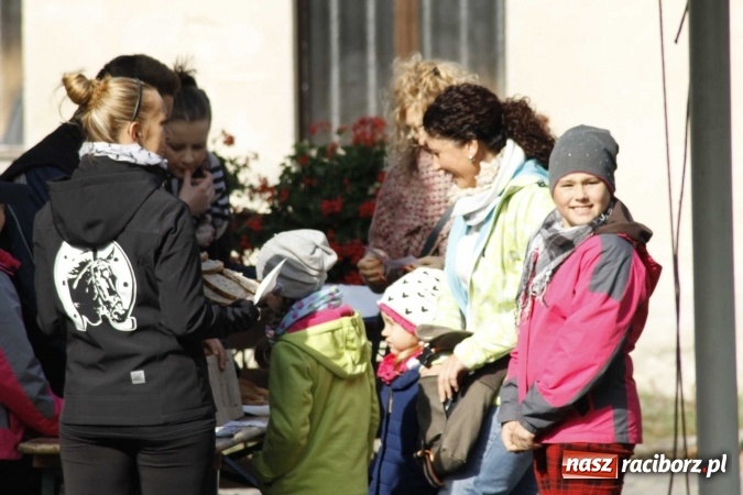 Zdjęcie w galerii na portalu naszraciborz.pl: Na żerdzińskim Hubertusie pogoda sprzyja wiadomości z regionu