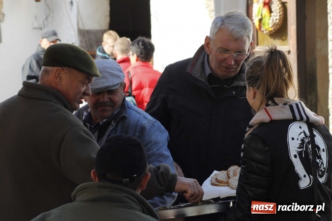 Zdjęcie w galerii na portalu naszraciborz.pl: Na żerdzińskim Hubertusie pogoda sprzyja wiadomości z regionu