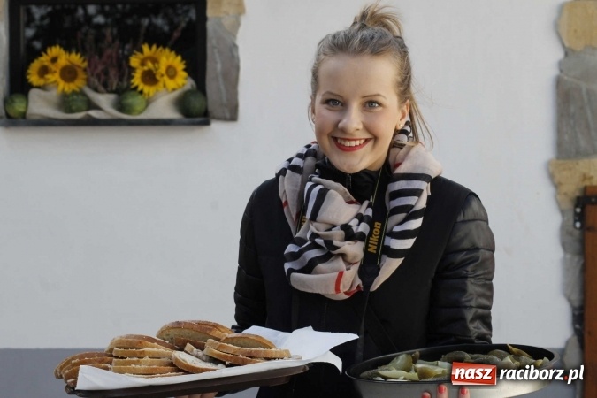 Zdjęcie w galerii na portalu naszraciborz.pl: Na żerdzińskim Hubertusie pogoda sprzyja wiadomości z regionu